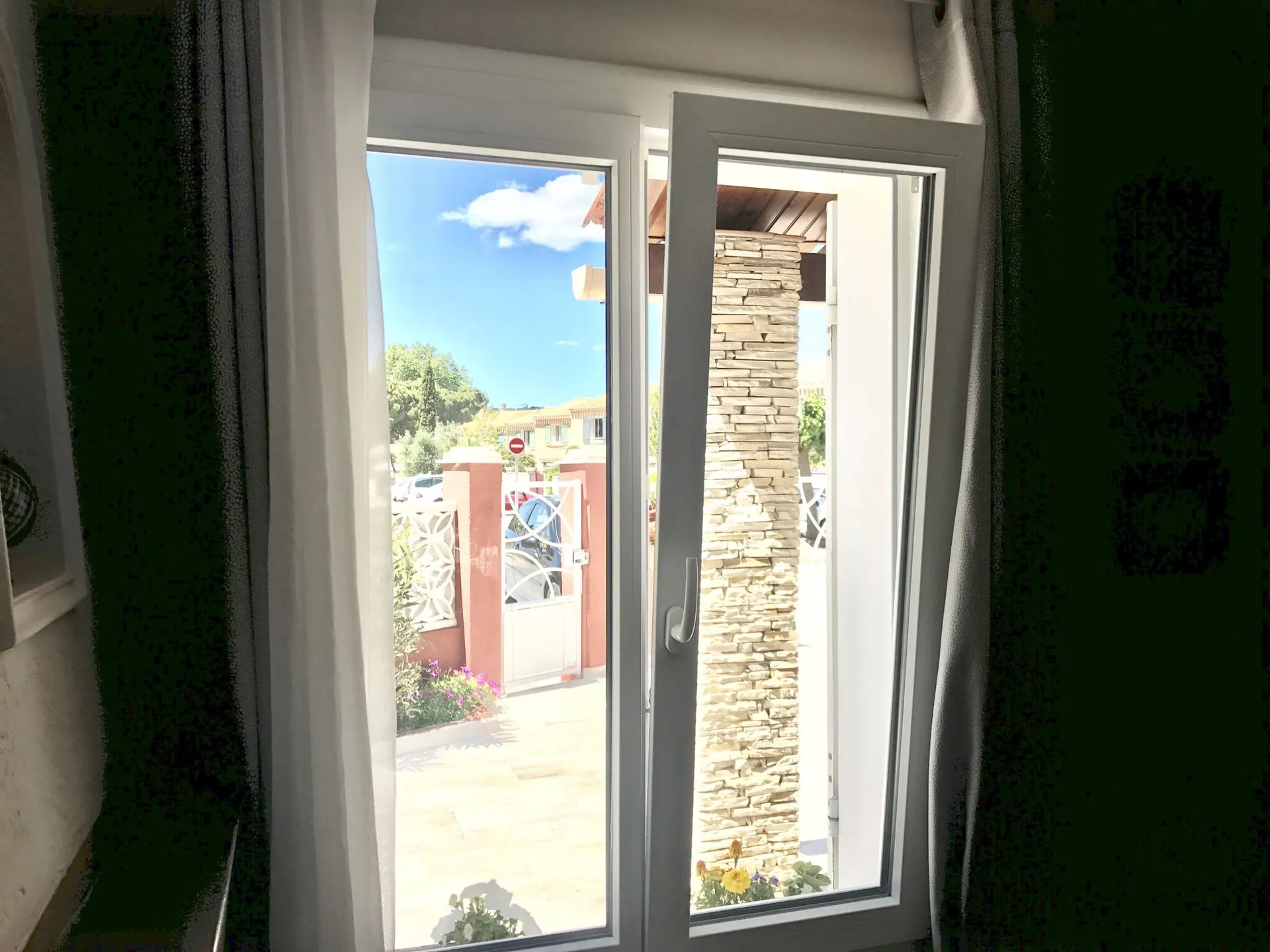 Fenêtres PVC oscillo-battante à 2 vantaux à TRETS