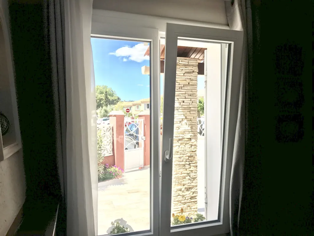 Fenêtres PVC oscillo-battante à 2 vantaux à TRETS