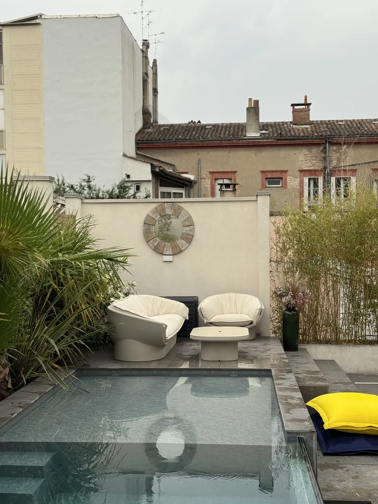 Aménagement extérieur haut de gamme avec mobilier design Vondom collection Luna au cœur de Toulouse près du Jardin des Plantes