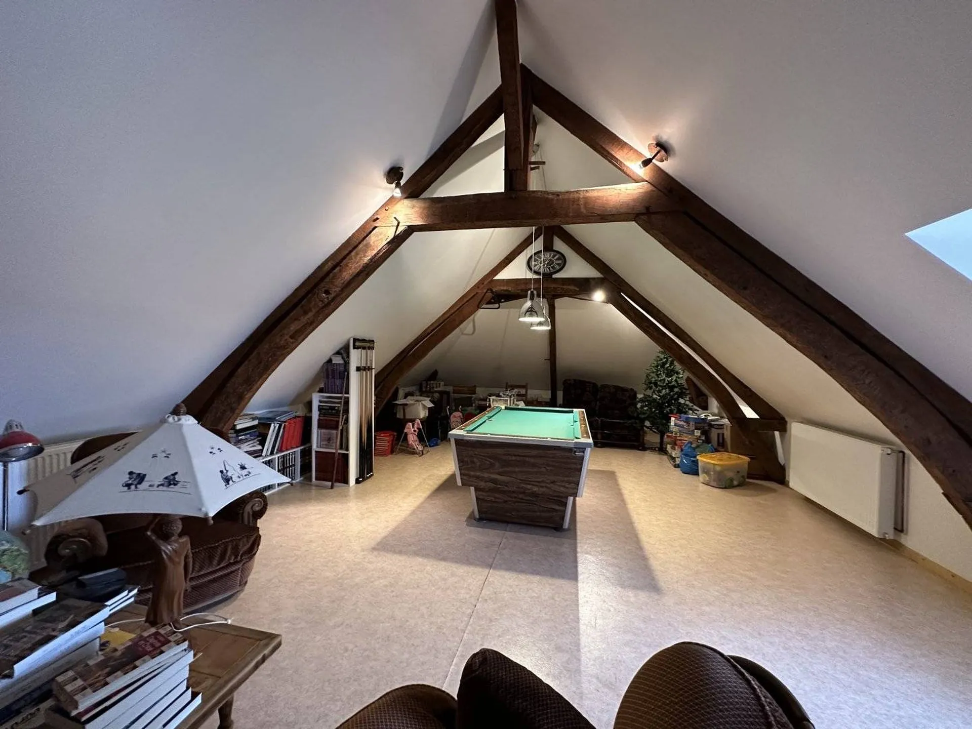 A vendre propriété de caractére avec de nombreux bâtiments annexes, en Normandie.