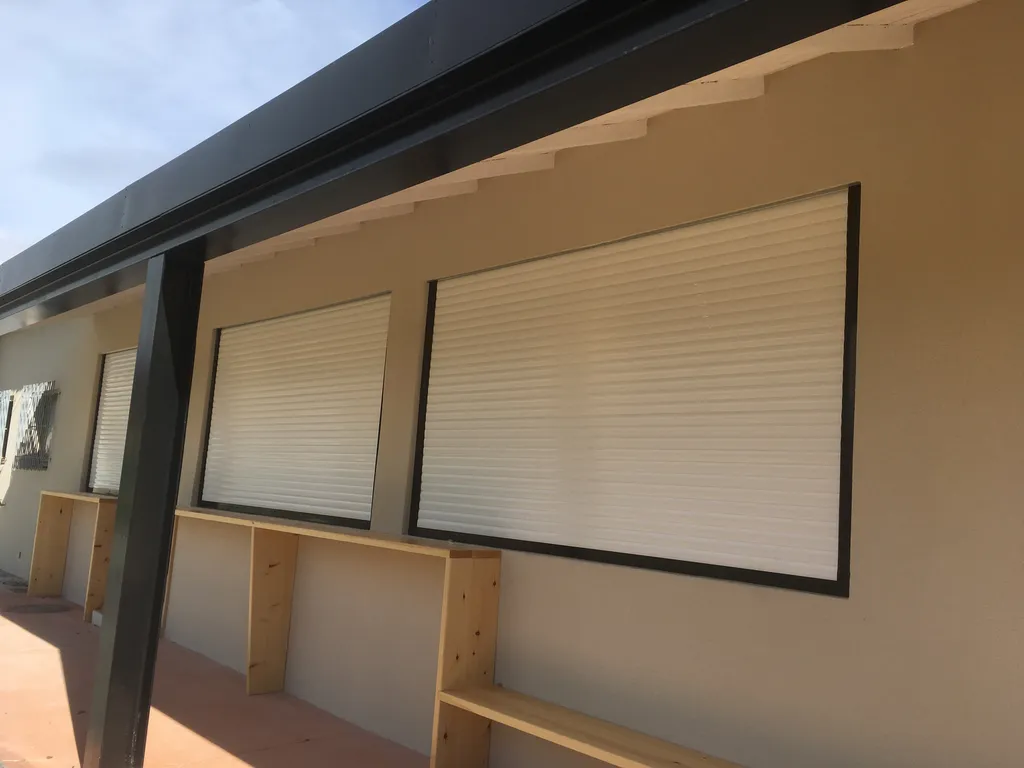 Installer un volet roulant en acier à lames isolées pour bâtiment à Aix-en-Provence proche d’Aix-les-Milles