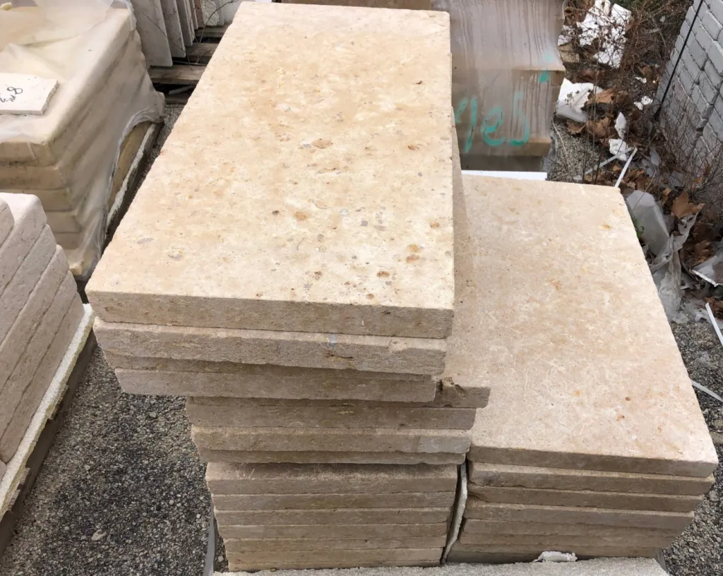 Le dallage en pierre naturelle de Dordogne : avantages, inconvénients, prix de pose.