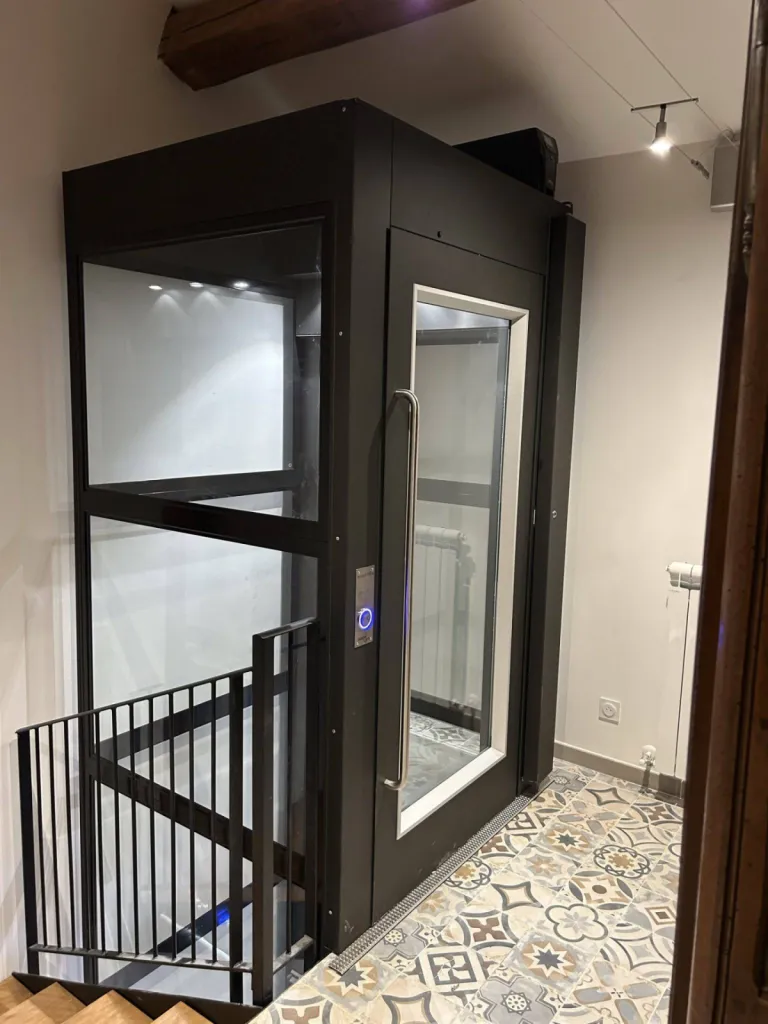 le moteur est situé dans le plafonnier au niveau supérieur pour cet ascenseur de maison NAMILIFT PL501 en intérieur dans une maison rénovée à la Ciotat