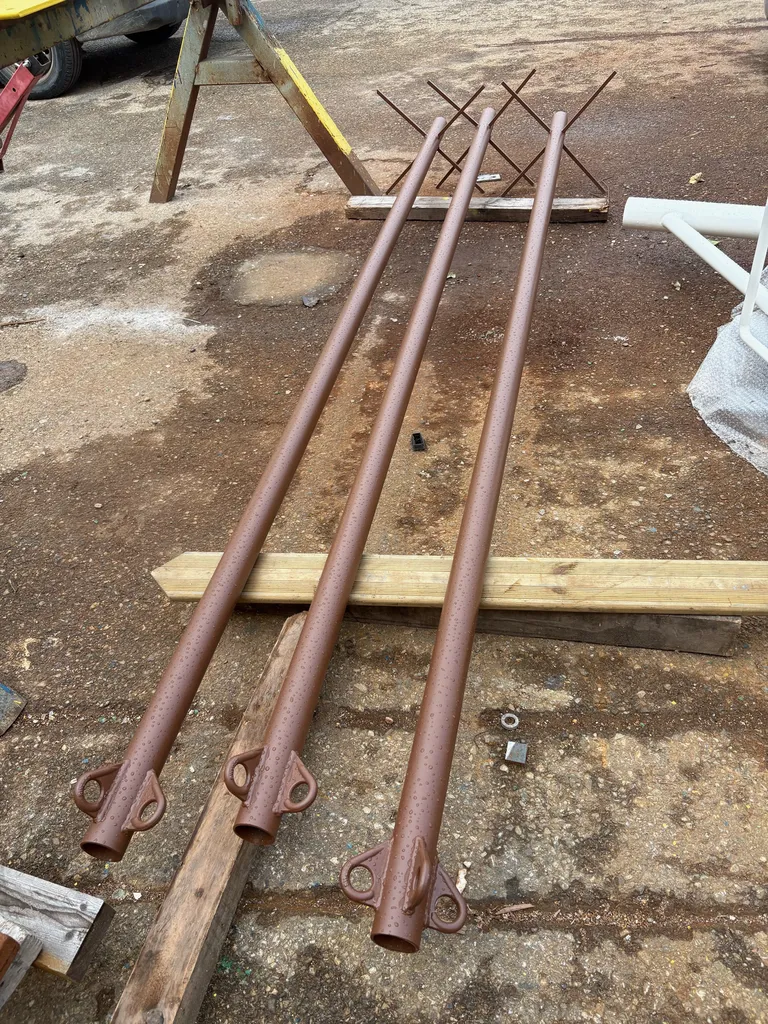 Nous vous proposons à la vente des poteaux métalliques sur mesure, spécialement conçus pour la mise en place de bâches, canisses ou panneaux en fibres naturelles (type coco) Martigues 13