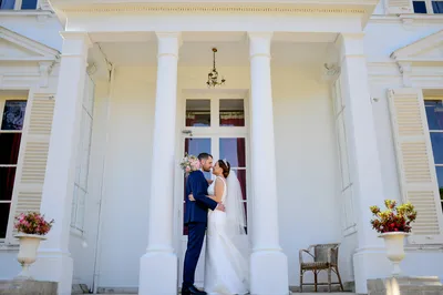 Mariage dans les tons de bleu organisé dans une orangerie et le parc d'un château avec piscine près de Paris
