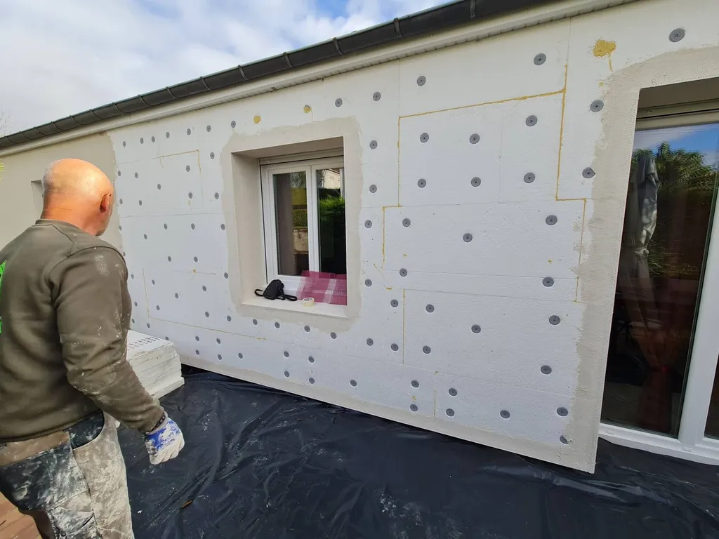 Isolation de façade de maison avec ravalement en crépis, à Rouen 76000