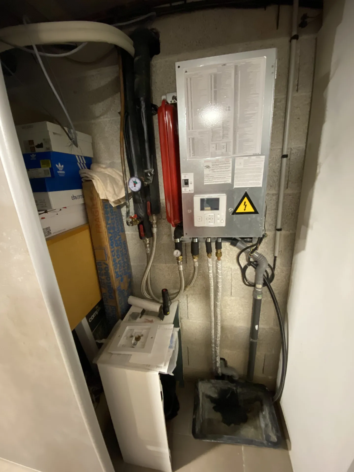 Module hydraulique d'une pompe à chaleur air/eau HITACHI dépanné par PROXICLIM à Aix-en-Provence