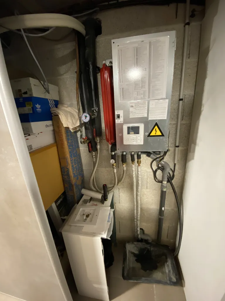 Module hydraulique d'une pompe à chaleur air/eau HITACHI dépanné par PROXICLIM à Aix-en-Provence