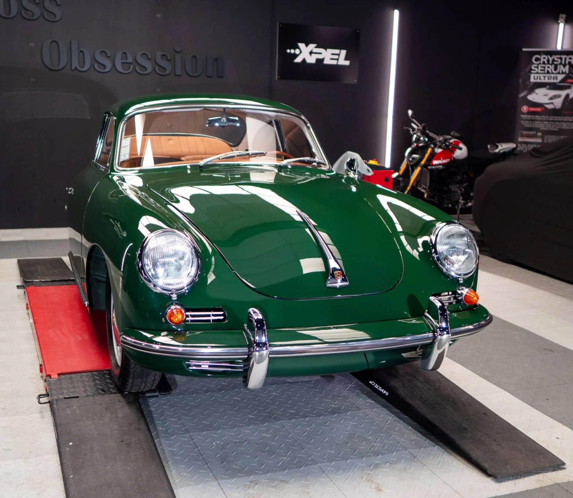 Porsche 356 verte après un travail de polissage et l’application du traitement céramique Gtechniq, assurant une finition brillante et une protection longue durée