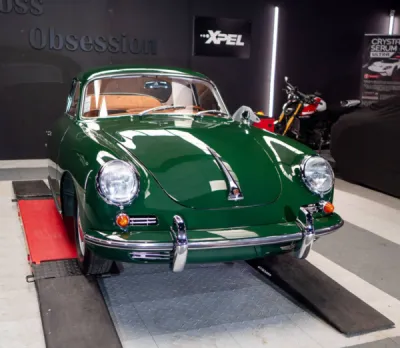 Porsche 356 verte après un travail de polissage et l’application du traitement céramique Gtechniq, assurant une finition brillante et une protection longue durée