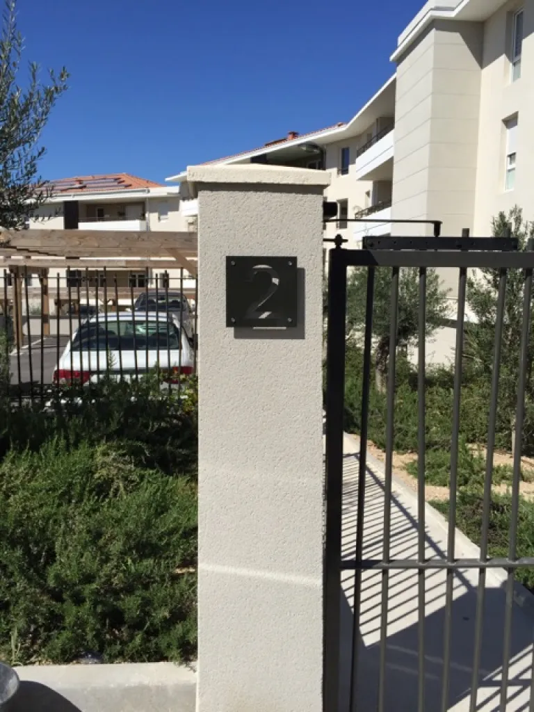 FABRICATION ET POSE DE CHIFFRES NUMEROS LETTRES EN FER FORGE A MARTIGUES 13