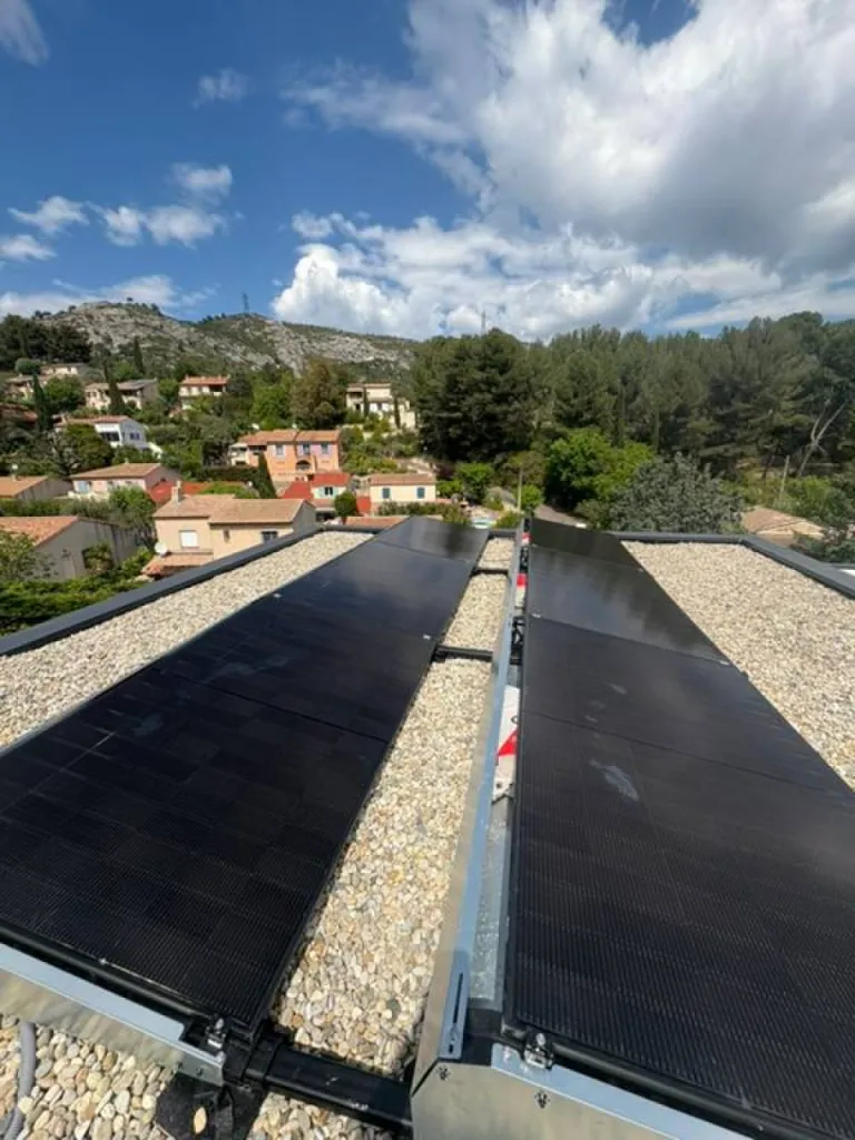 Pose de panneaux photovoltaiques sur une toiture de maison avec Provence Energie Solaire Servies à La Ciotat