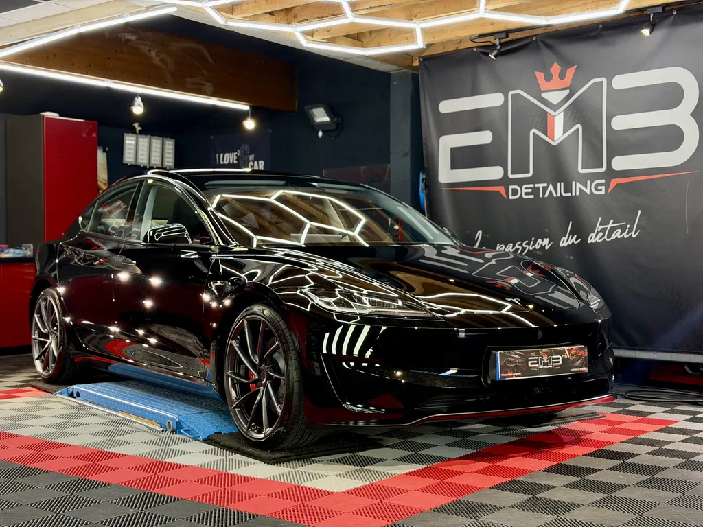 Préparation esthétique et traitement céramique Tesla Model 3 noir neuf à Écully proche Lyon avec protection carrosserie haut de gamme EMB DETAILING