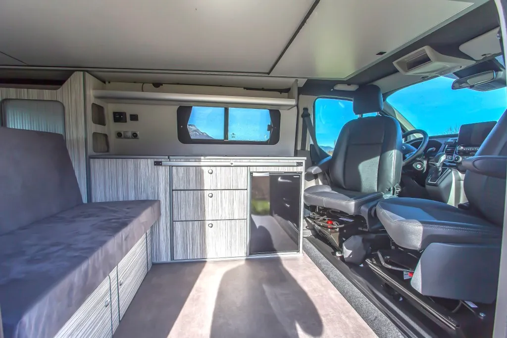 Entreprise spécialisée en aménagement intérieur sur-mesure d'un Ford Transit Custom L2H1 à Lyon et dans le Rhône