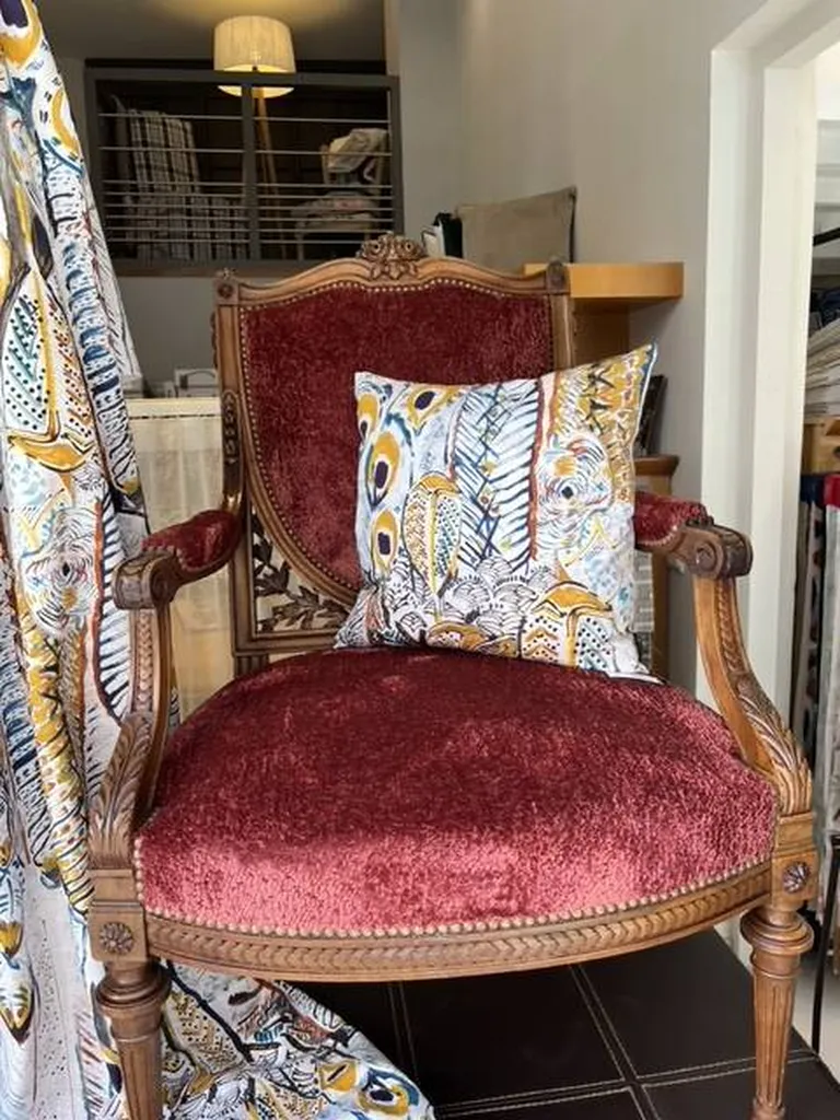 Artisan tapissier d'ameublement pour restauration haut de gamme de sièges, fauteuils et canapés à Lyon et Megève