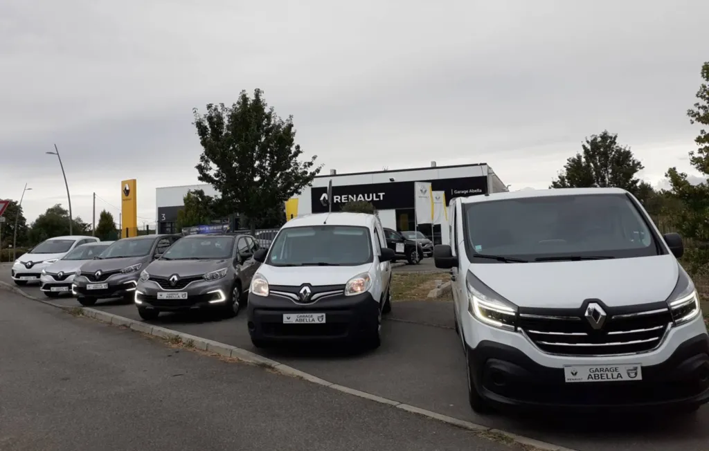 Flotte de véhicules professionnels en réparation dans notre garage automobile à Plaisance du Touch.