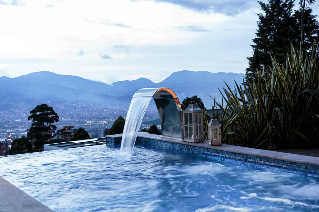 UNE PISCINE QUI BRILLE LA NUIT - MOSAIQUE FOSFO