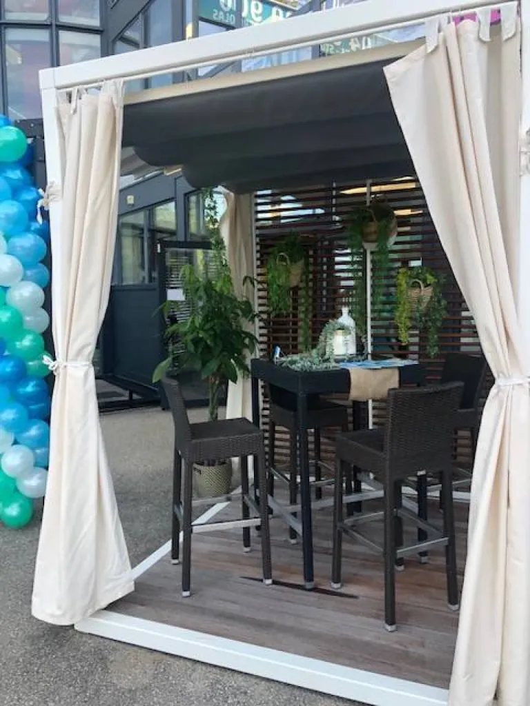 Pergola de piscine avec toile et rideaux