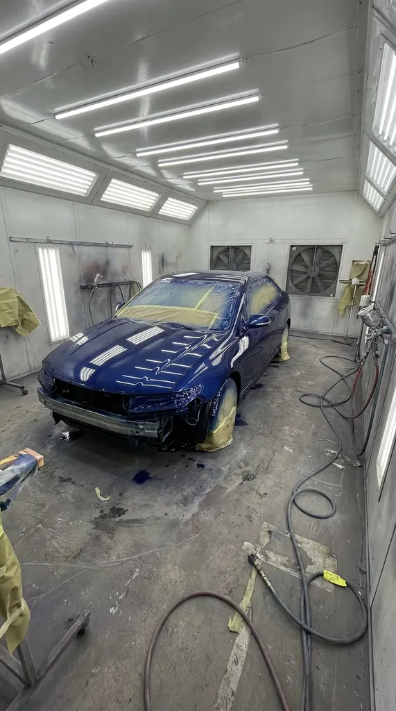 Peinture automobile carrosserie cabine professionnelle retouche rayure rénovation complète teinte d'origine constructeur toutes marques véhicules à Marseille 12ème arrondissement