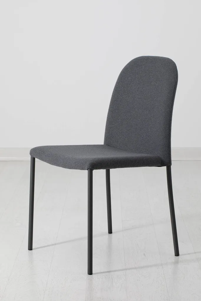 Chaise de salle à manger moderne et confortable grise centre ville de hyères vers la garde