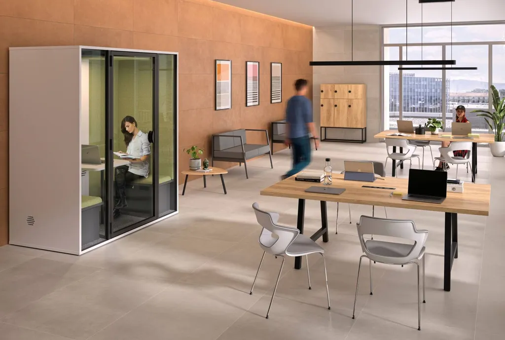 Fauteuil et canapés d'accueil installés dans un open-space à Marseille