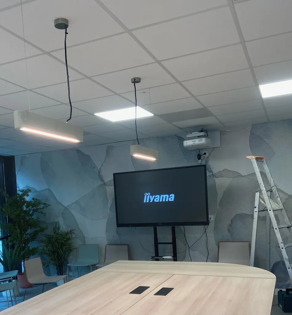 Expert électricien à Aix-en-Provence pour la pose de vidéoprojecteurs, installation d'écrans de projection motorisés, câblage HDMI haute vitesse et intégration audio pour particuliers et entreprises.
