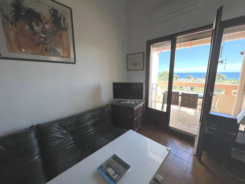 Appartement à vendre à Saint-Aygulf avec une vue panoramique mer en centre ville, un garage inclus