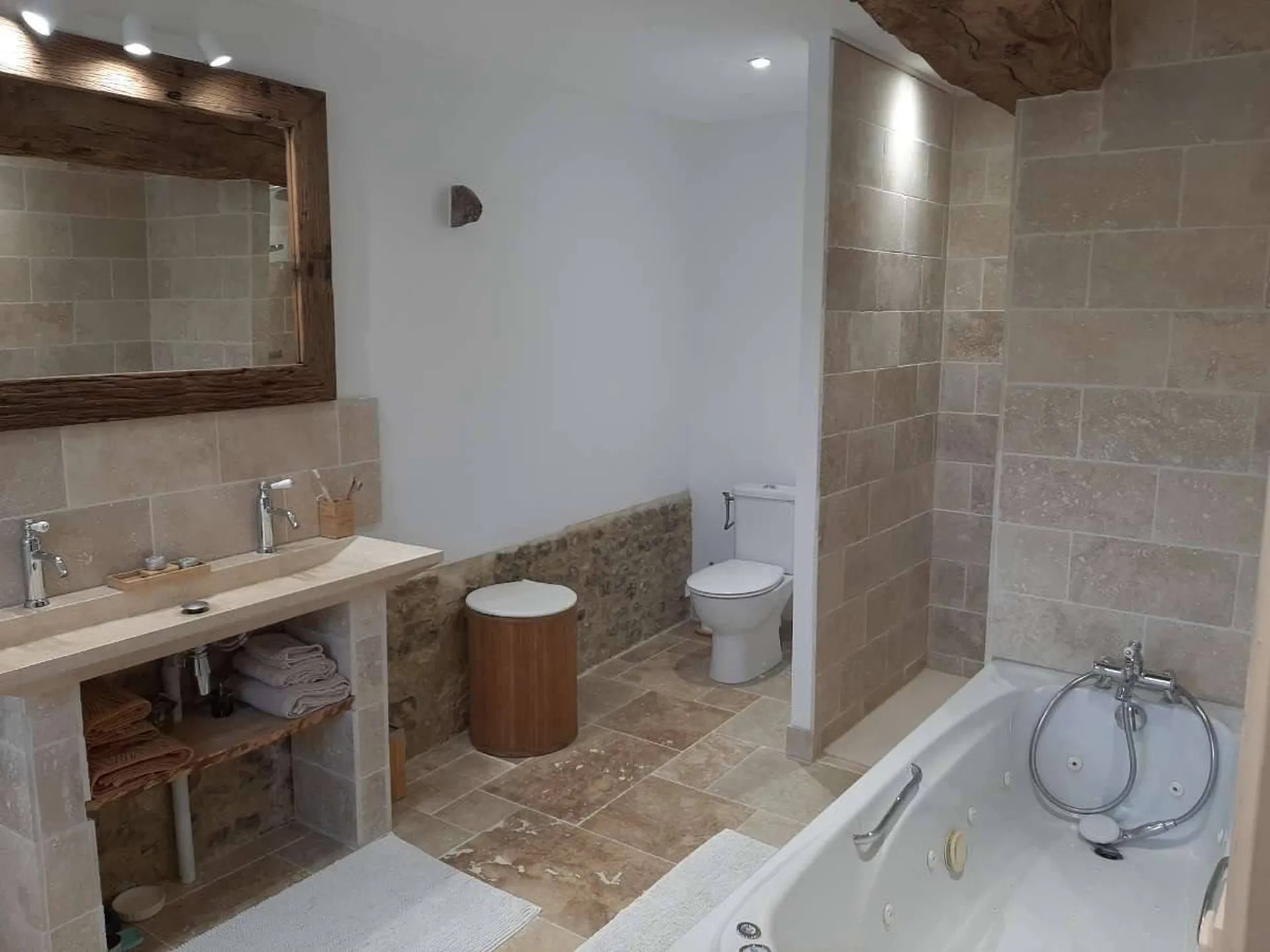 Vends, cette magnifique Propriété Normande, à 10 minutes de Pont l'Evêque, sur plus de 16 hectares de terrain.