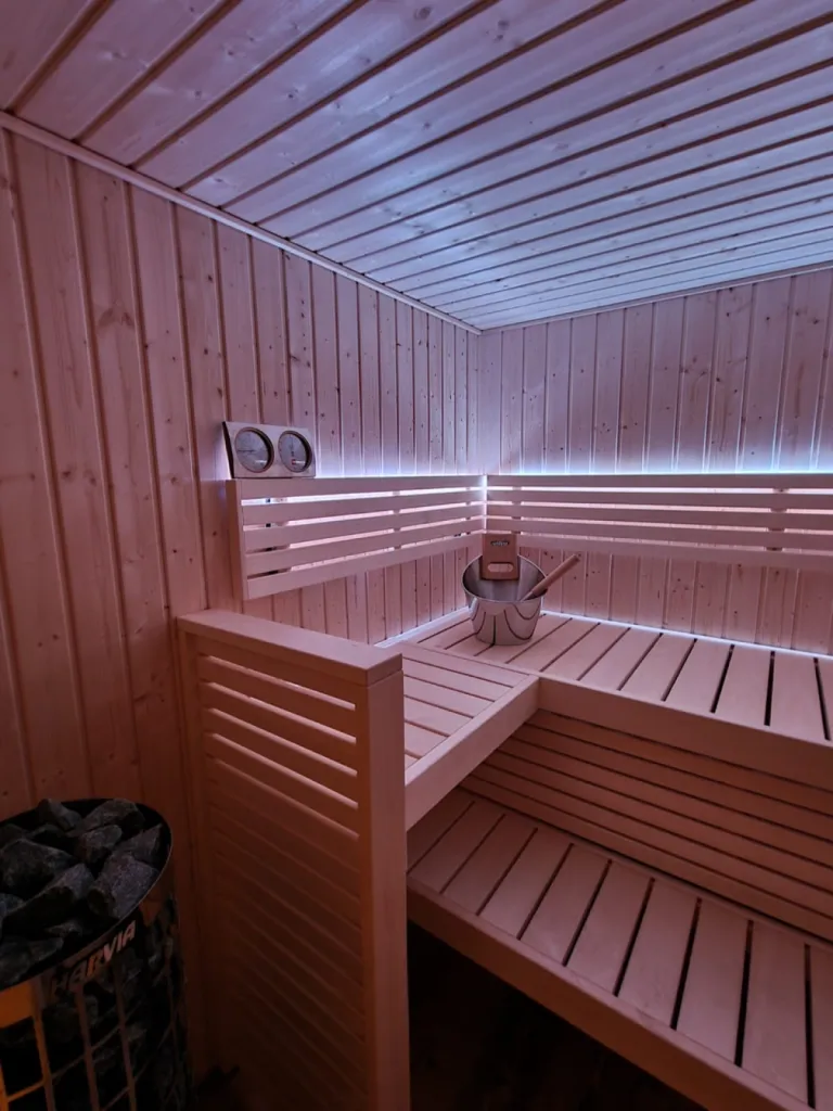 Pose et installation intérieur sauna traditionnel avec vitrage d’angle avec poêle Harvia, 6 personnes à Saint Laurent la Vernède proche Saint Quentin la Poterie et Moussac
