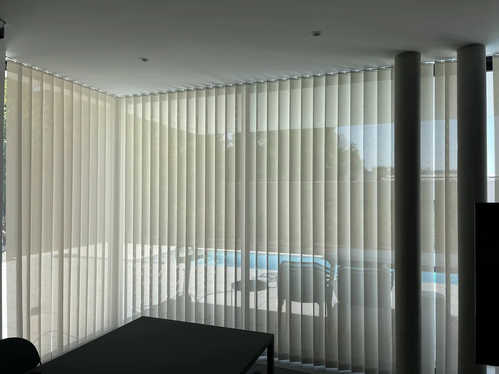 Store californien ou bande verticale motorisé pour maison contemporaine à Saint Didier au Mont d'Or