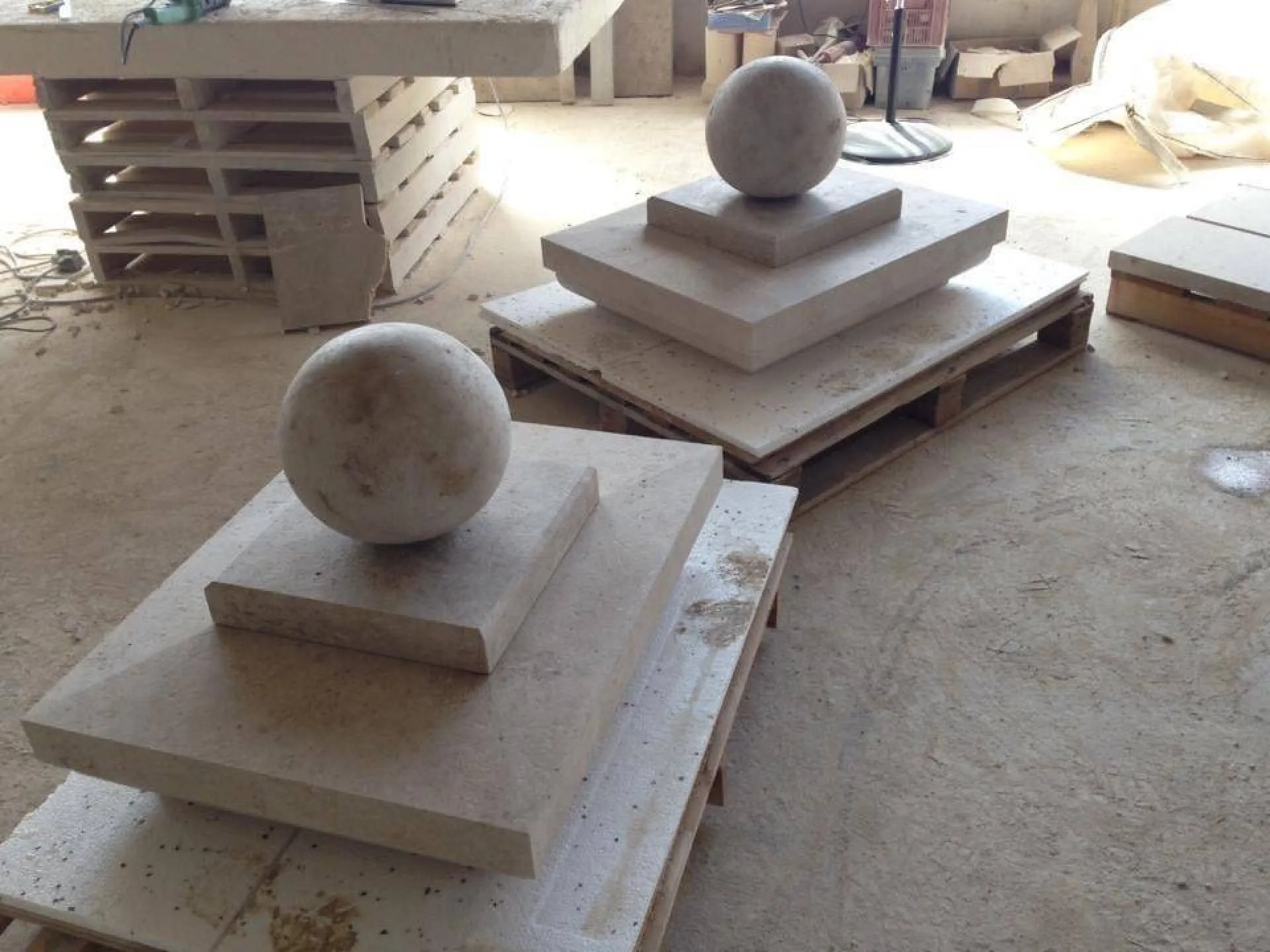 Atelier de pierre de Dordogne de la carrière à la finition, Beaune, Paris, Bordeaux, Nîmes