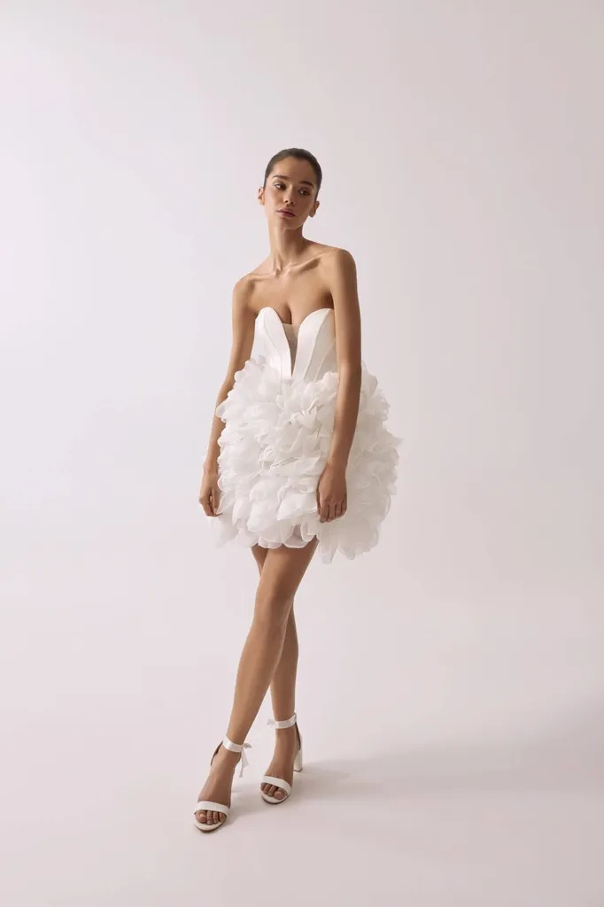 Robe de mariée courte avec cascade de tulle à Marseille