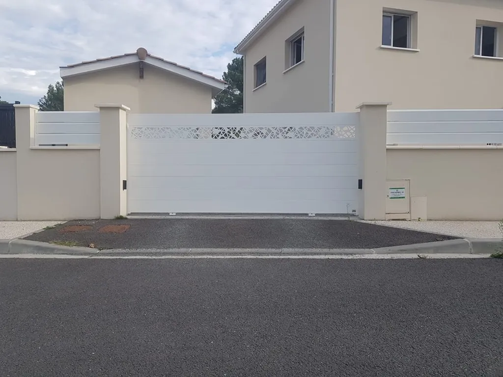 Installer un portail aluminium Tschoeppe en Corse-du-Sud : fabrication française soudée à la main, motorisation invisible et projets sur mesure en bureau d'étude