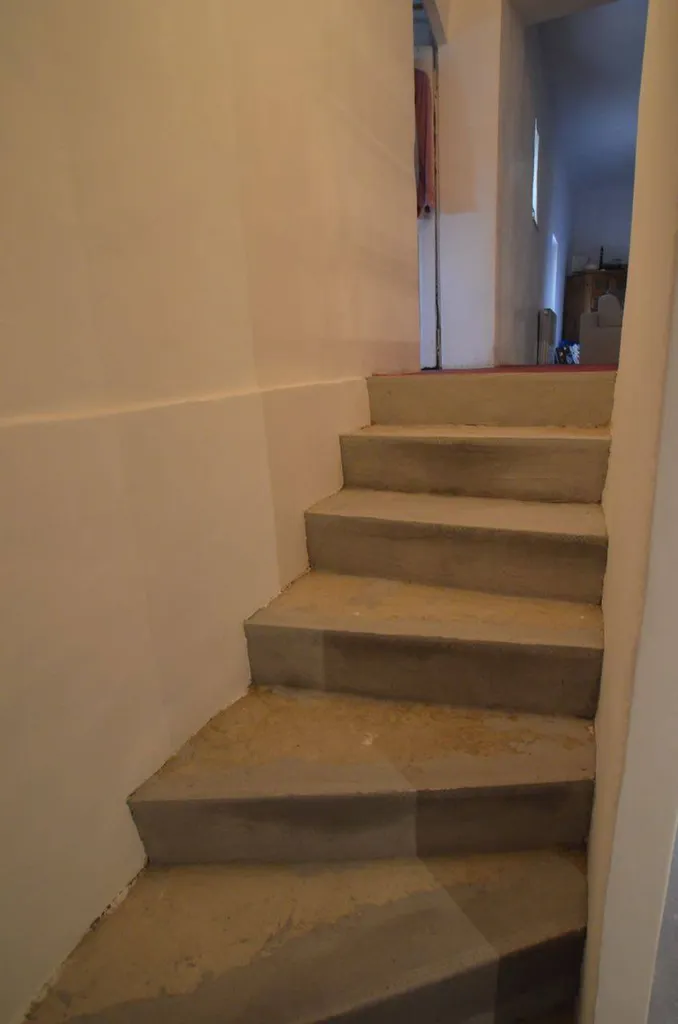 ESCALIER AVANT LE BETON CIRE
