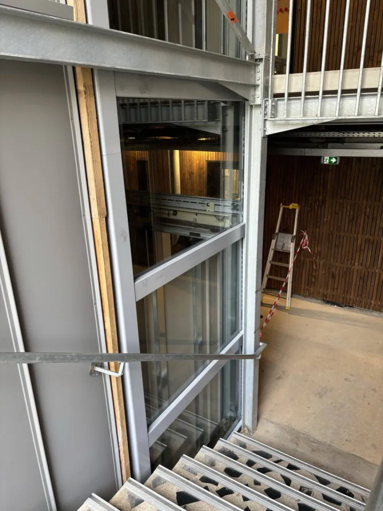 Pylône autporteur avec face vitrée pour cet élévateur vertical VIMEC tout électrique dans un ERP à Marseille