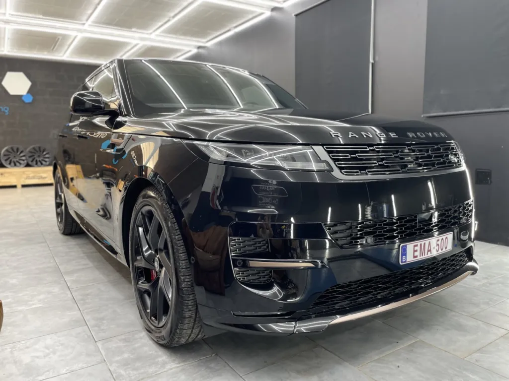 Polissage et Protection Céramique Gtechniq : L'ultime traitement pour sublimer votre Range Rover Sport P400e par Riviera Detailing