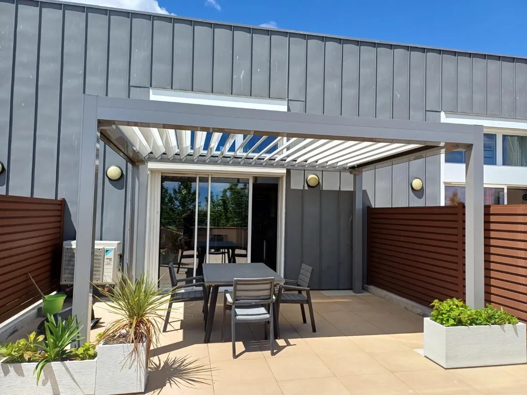 Élégance et Fonctionnalité Redéfinies : La Pergola Marquises Modèle Open avec Store Zip à Port Saint Louis du Rhône.