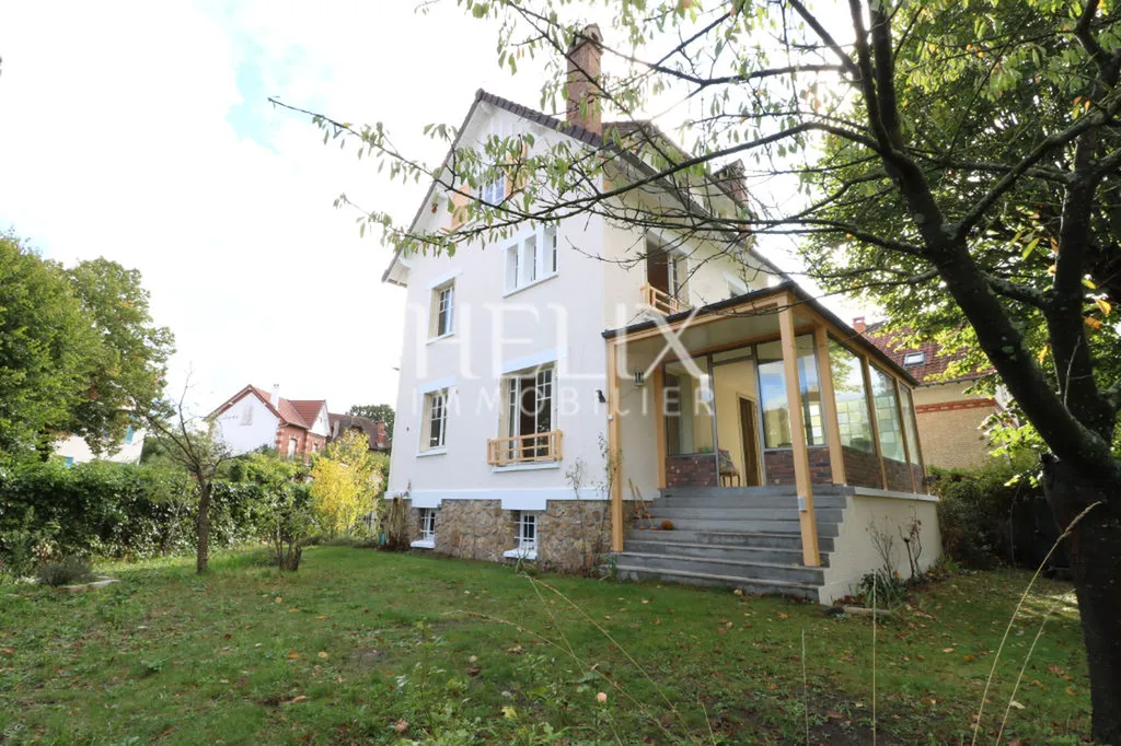 Belle maison familiale au Vésinet, 160M², 8 pièces, triple séjour et 5 chambres.Proche école, gare RER A et commerces.