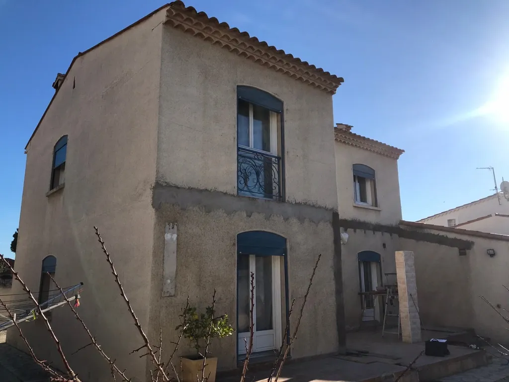 Rénovation des façades en finition gratté fin d’une maison située à Frontignan entre Sète et Montpellier 