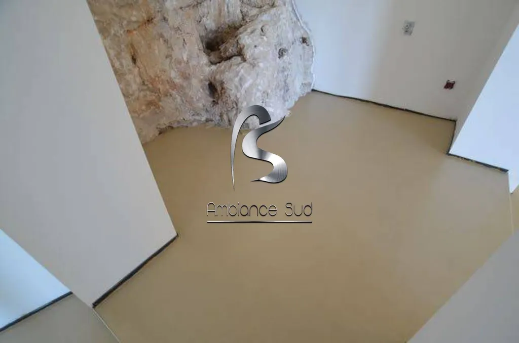 SOL en béton ciré coulé industriel teinté à CABRIS près de Cannes