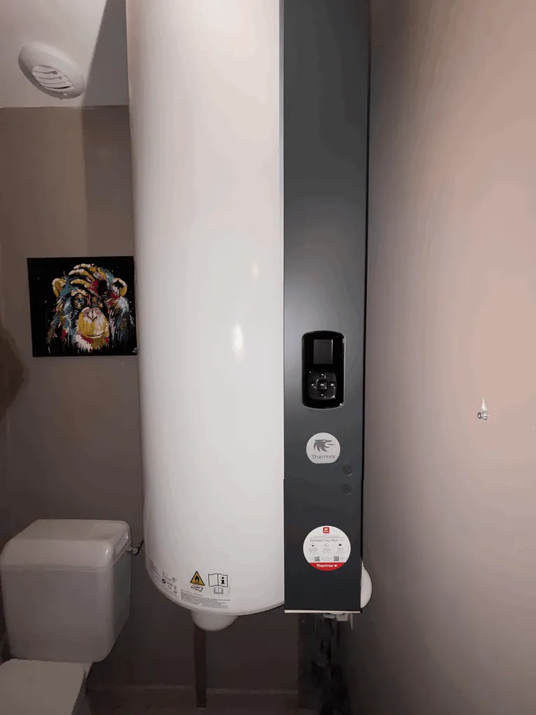 Un nouveau ballon d'eau chaude thermodynamique de 200L subventionné dans le cadre d'une rénovation énergétique d'une maison située dans l'Ain, à Ambronay.