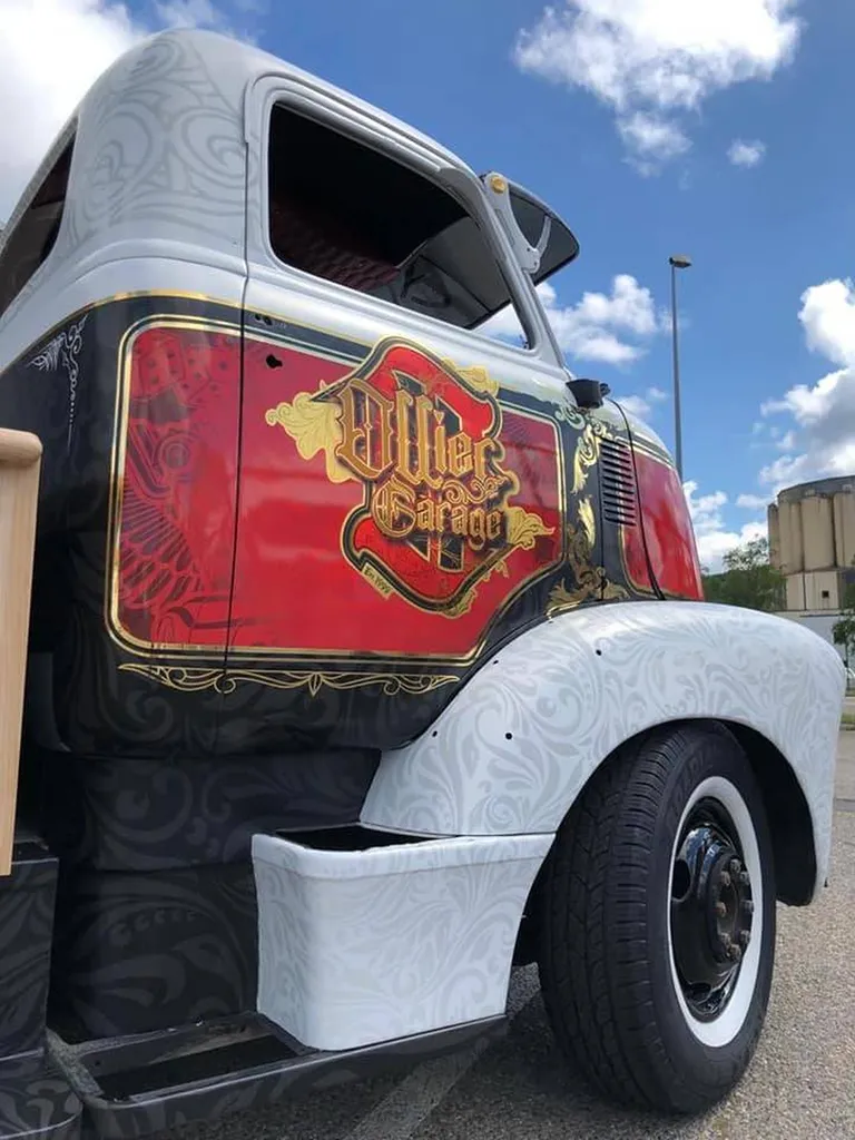 Réalisation d’un covering complet sur un Chevrolet COE dans notre atelier à Lyon