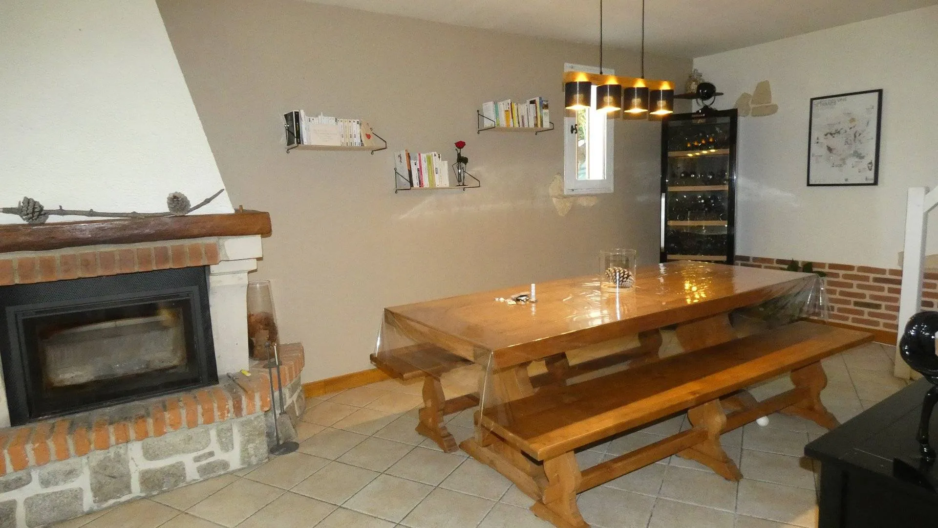 Dans un village côtier entre Dieppe et Le Tréport, à proximité immédiate de la plage.