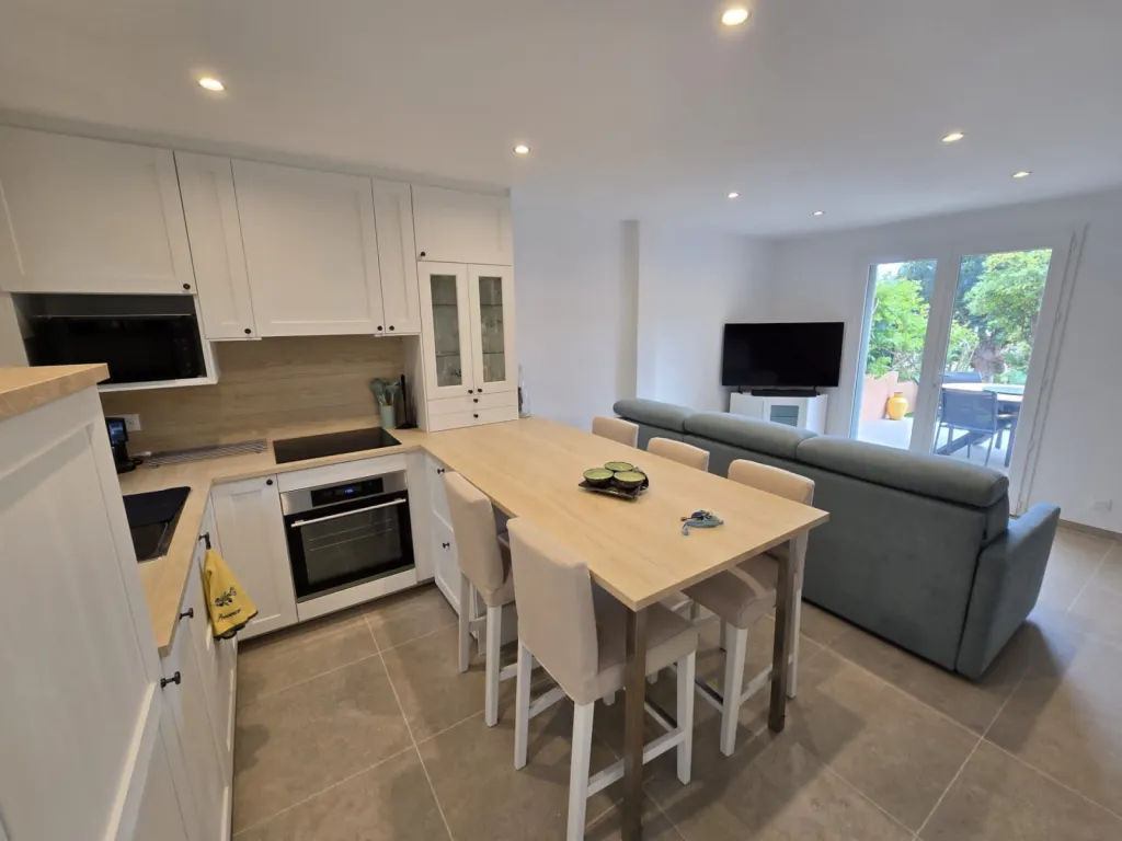 Cuisine ouverte avec îlot multifonction au Lavandou dans le Var