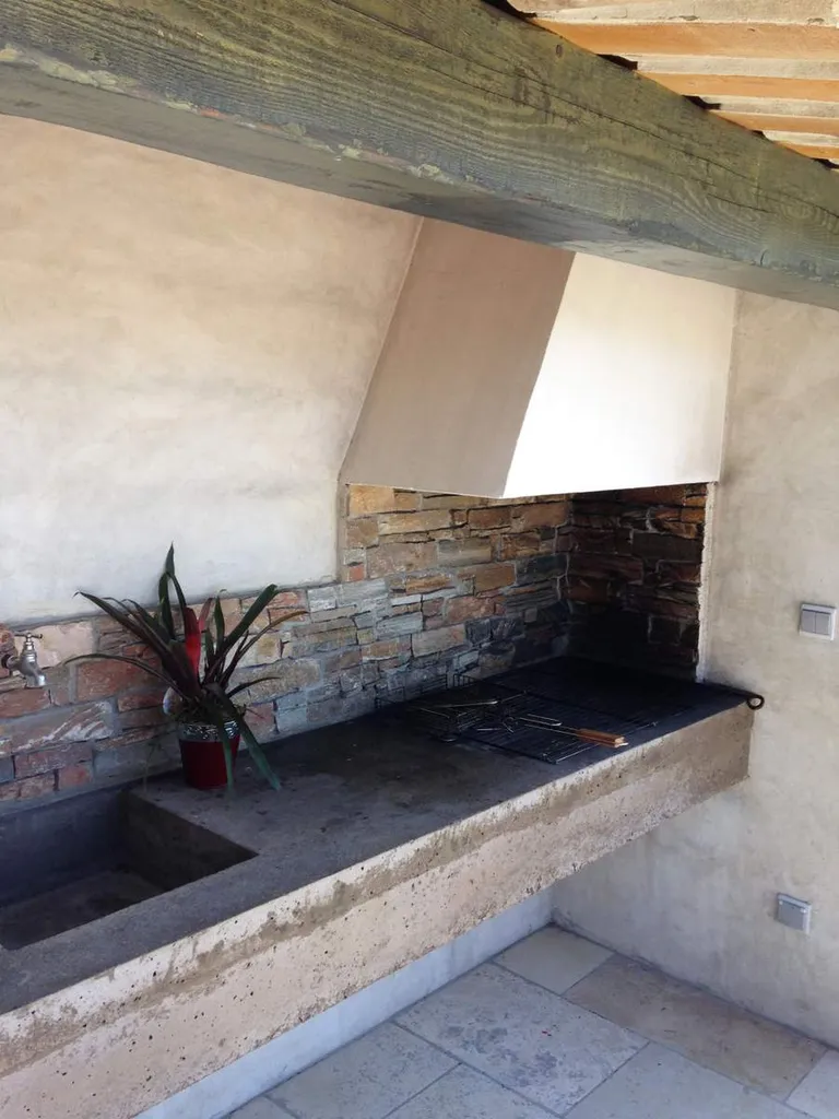 Aménagements extérieurs à proximité de Saint-Rémy-de-Provence-Barbecue : plan de travail en béton lissé