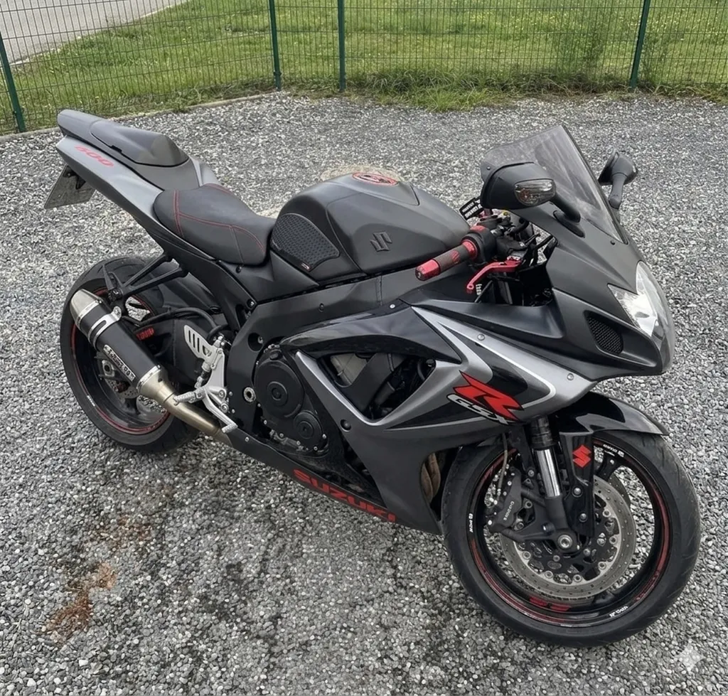 Total covering bi-ton rouge et noir sur une moto GSXR par adhésif vinyle haute qualité à Gerstheim dans le Bas-Rhin