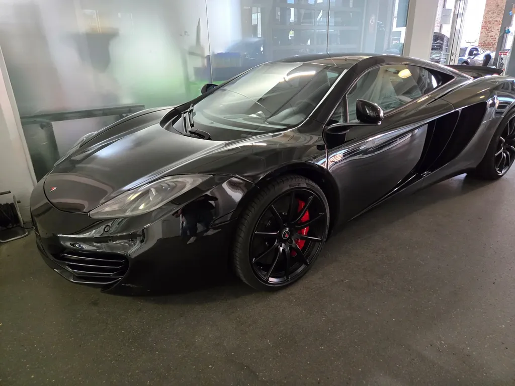 Showroom McLaren supercars exposées partenariat officiel Asphalte Diffusion spécialiste Sud Ouest