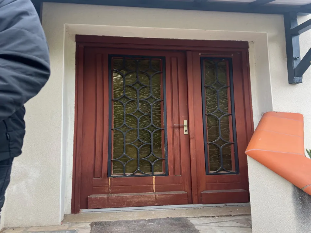 Installation porte d’entrée aluminium Ange-Line sur mesure avec fixe latéral et triple vitrage dépoli à Toulouse
