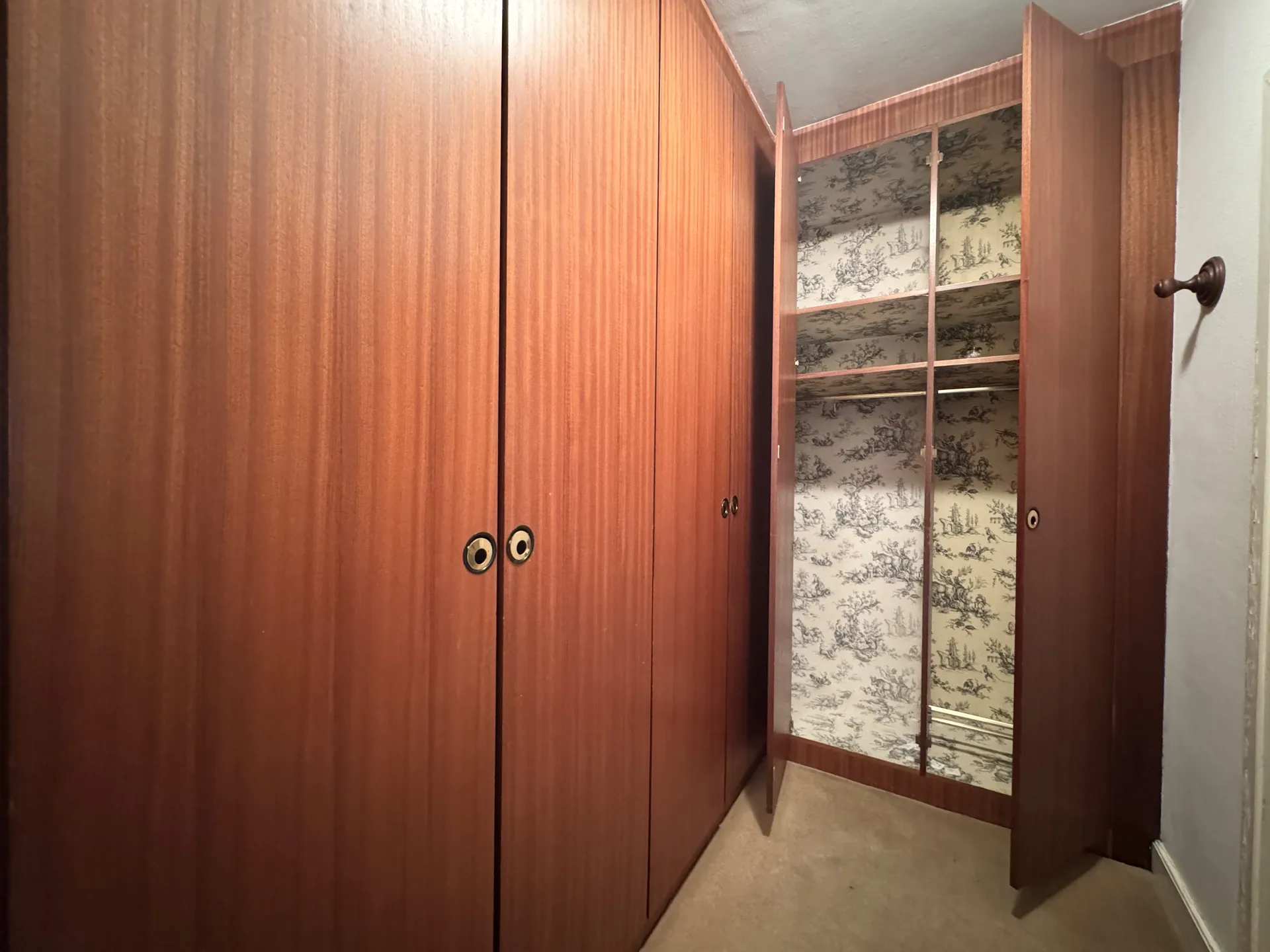 Dressing aménagé dans un appartement chez HELIX IMMOBILIER 