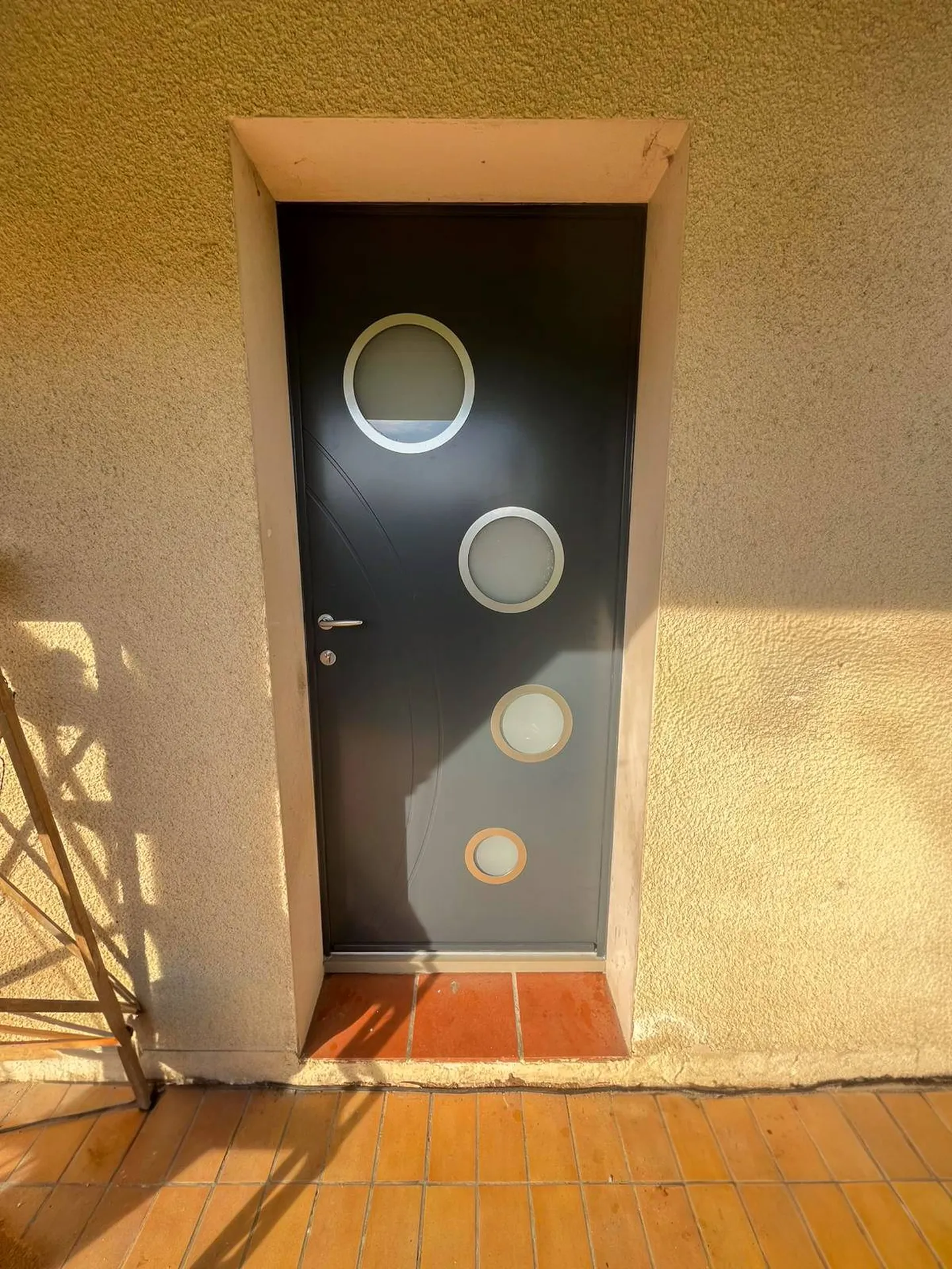 Vente et installation d'une porte d'entrée design en aluminium 